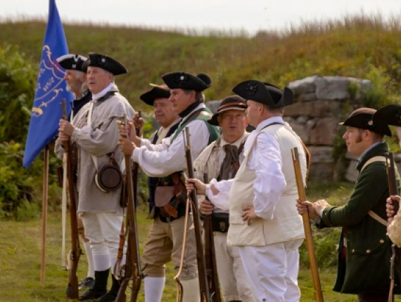 Revolutionary war reenactment in fall (Instagram@fortgriswold)