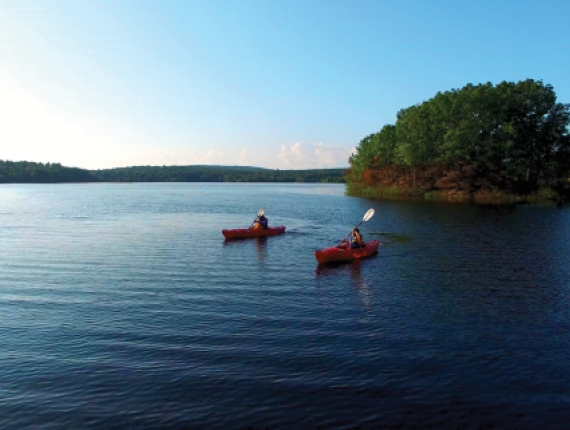 Two people kayaking (CTVisit)
